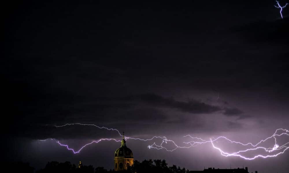 Météo en France : 10 départements placés en vigilance orange aux orages