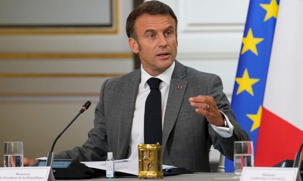 Emmanuel Macron envisage le recours à l'article 49-3 pour faire adopter des textes de loi à la rentrée