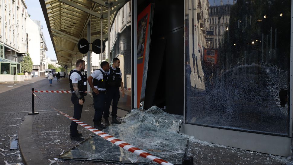 Émeutes : quatrième nuit de saccages et de pillages de magasins en France