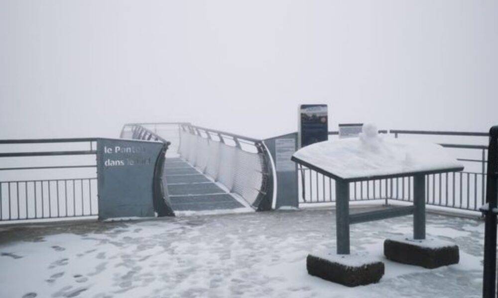 Pic du Midi : une fine couche de neige surprend les visiteurs
