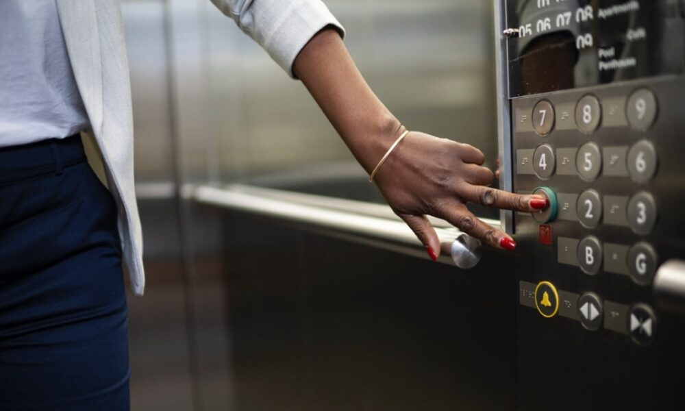 Vols de cartes SIM dans les ascenseurs : un fléau qui paralyse les habitants et coûte cher aux bailleurs sociaux