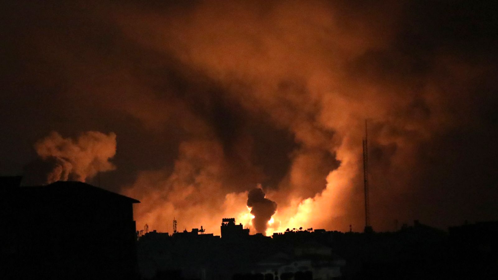 Guerre : Israël intensifie ses frappes à Gaza, “étend” ses opérations terrestres