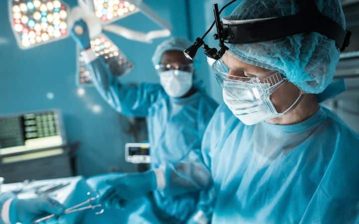 Une patiente recouvre la parole après une greffe du larynx, la première en France