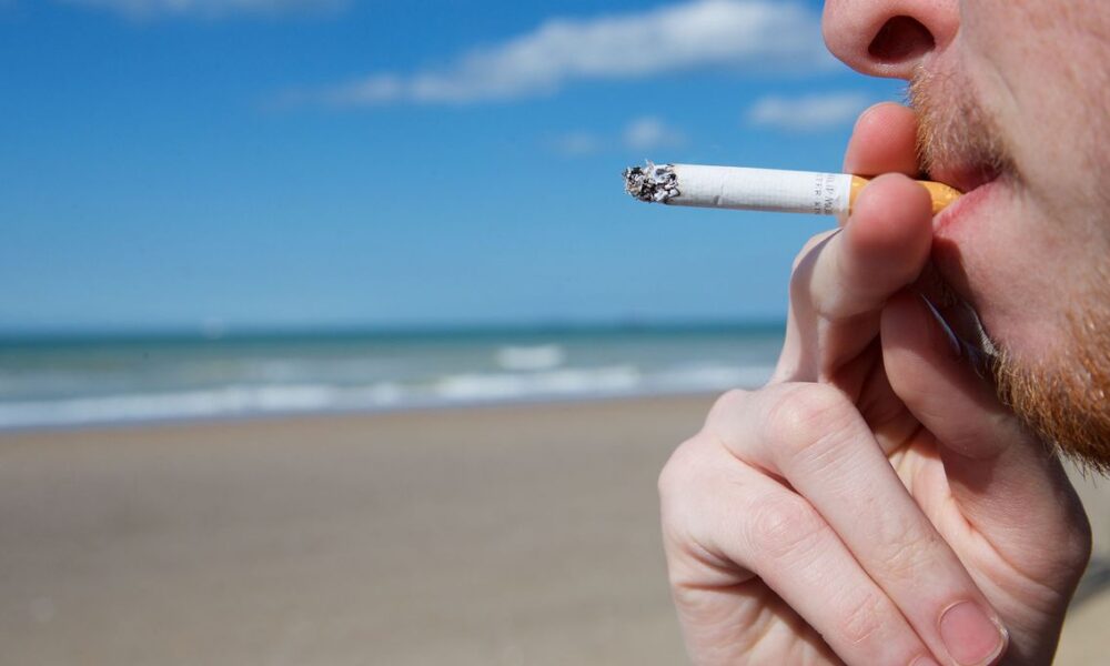 Tabac: l'interdiction de fumer va être étendue aux plages, parcs et abords de lieux publics