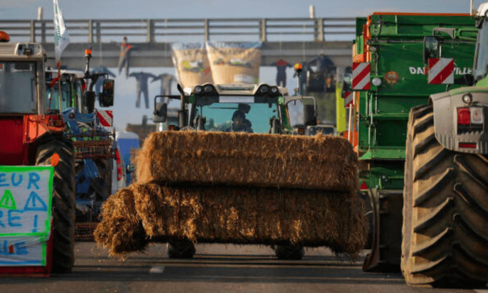 Les agriculteurs des Pyrénées-Orientales bloquent l’A9 en rejoignant le mouvement national de colère
