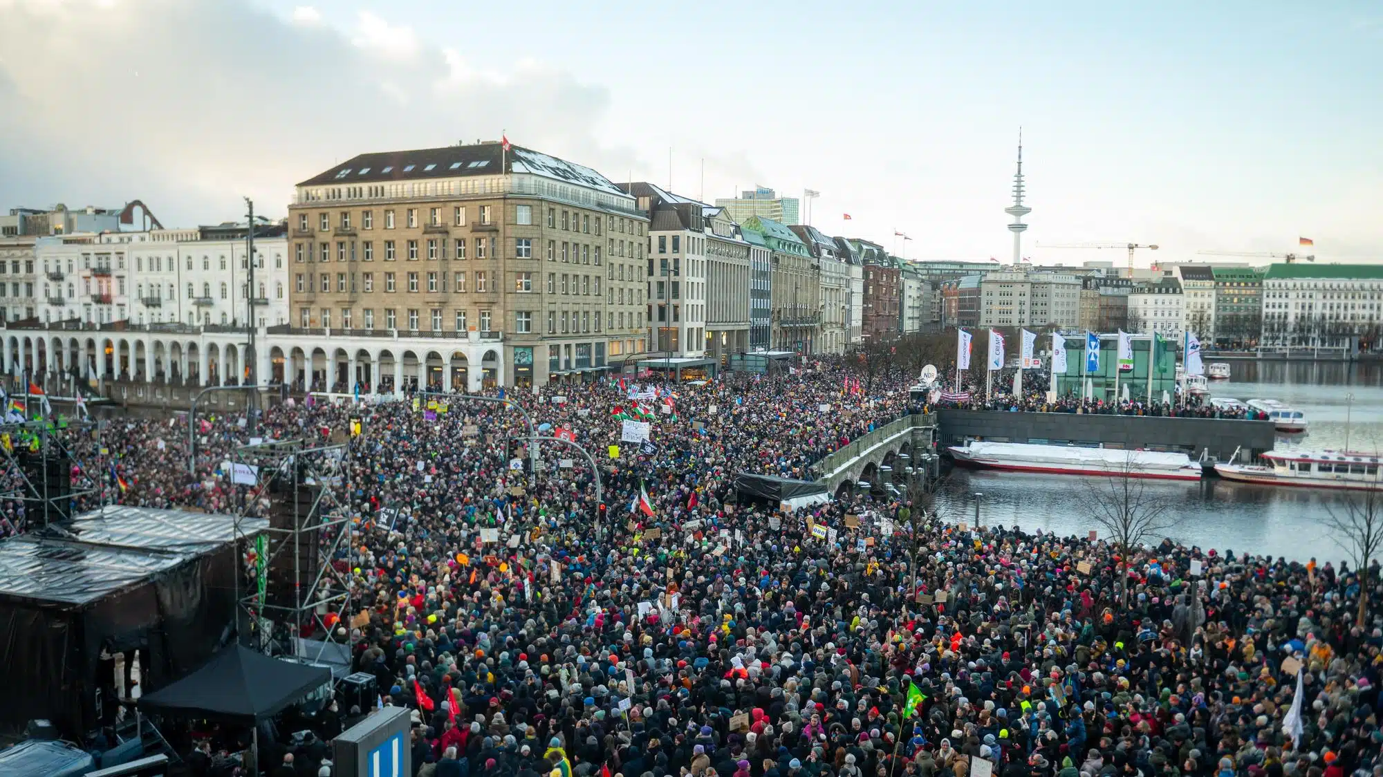 Allemagne: des milliers de personnes défilent contre l'extrême droite