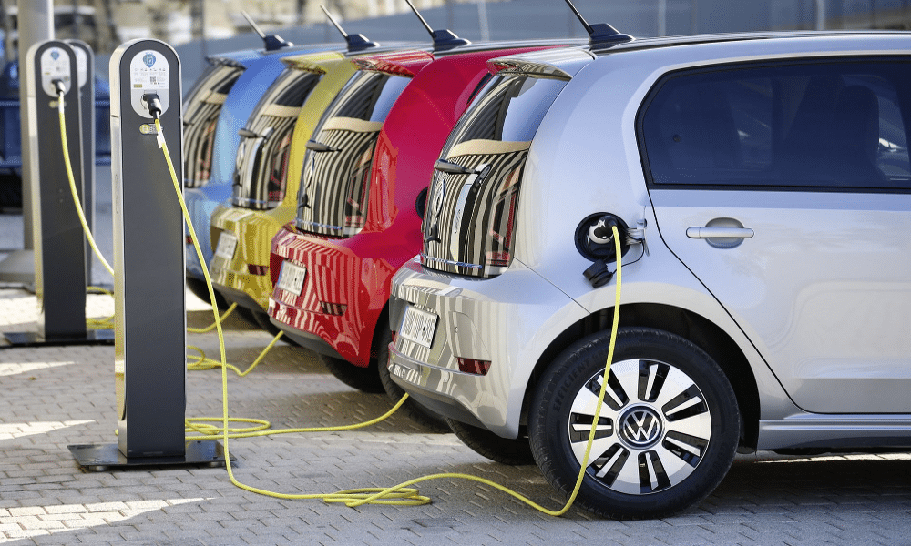 Les immatriculations de voitures électriques en France ont atteint un "record" en 2023