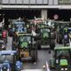 Les agriculteurs menacent de "bloquer" Paris avec leurs tracteurs en signe de protestation