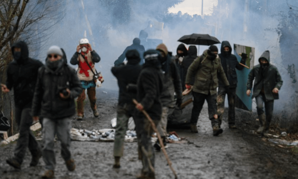 Affrontements autour de l'autoroute A69 usage massif de gaz lacrymogènes par les forces de l'ordre
