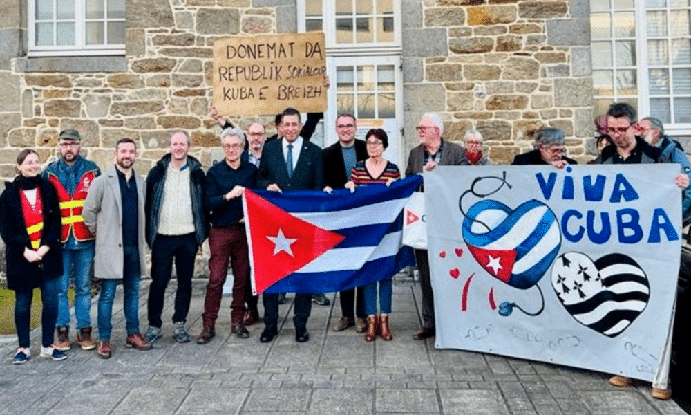 Cuba a accepté d’envoyer des médecins en renfort dans les hôpitaux de Guingamp (Bretagne), où les services sont en difficulté.