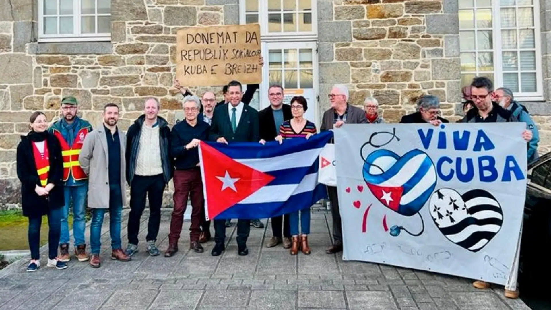 Cuba a accepté d’envoyer des médecins en renfort dans les hôpitaux de Guingamp (Bretagne), où les services sont en difficulté.