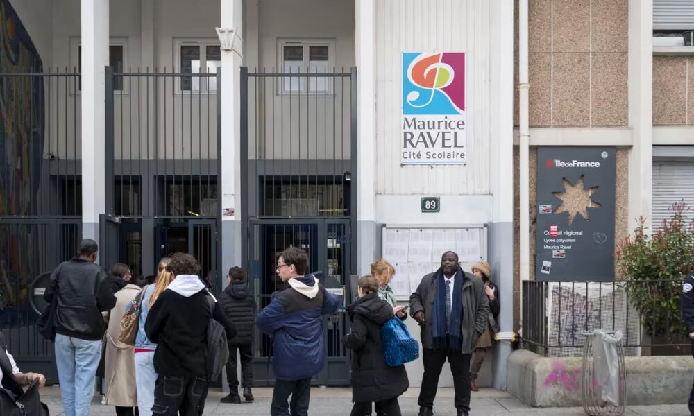 Voile à l'école: vague d'indignation après le départ d'un proviseur menacé de mort