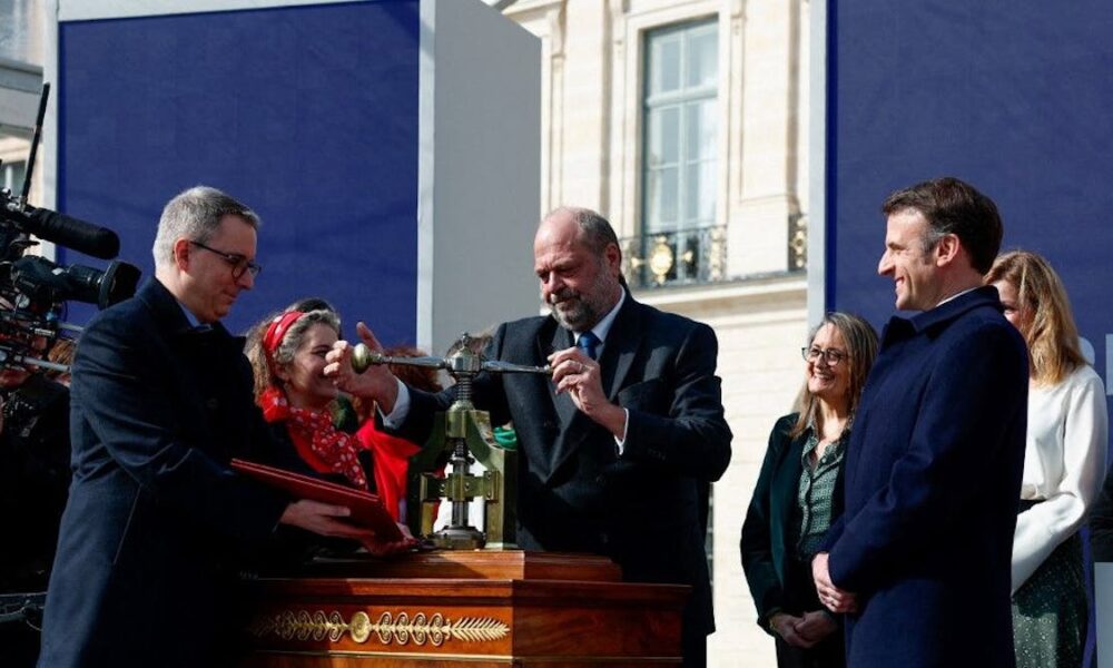 Macron inscrit l'avortement dans la Constitution française et veut le protéger au niveau européen
