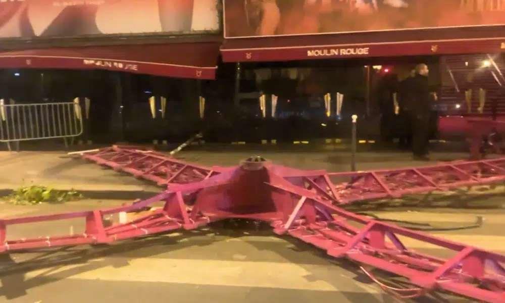 Paris : les ailes emblématiques du Moulin Rouge s'effondrent dans la nuit