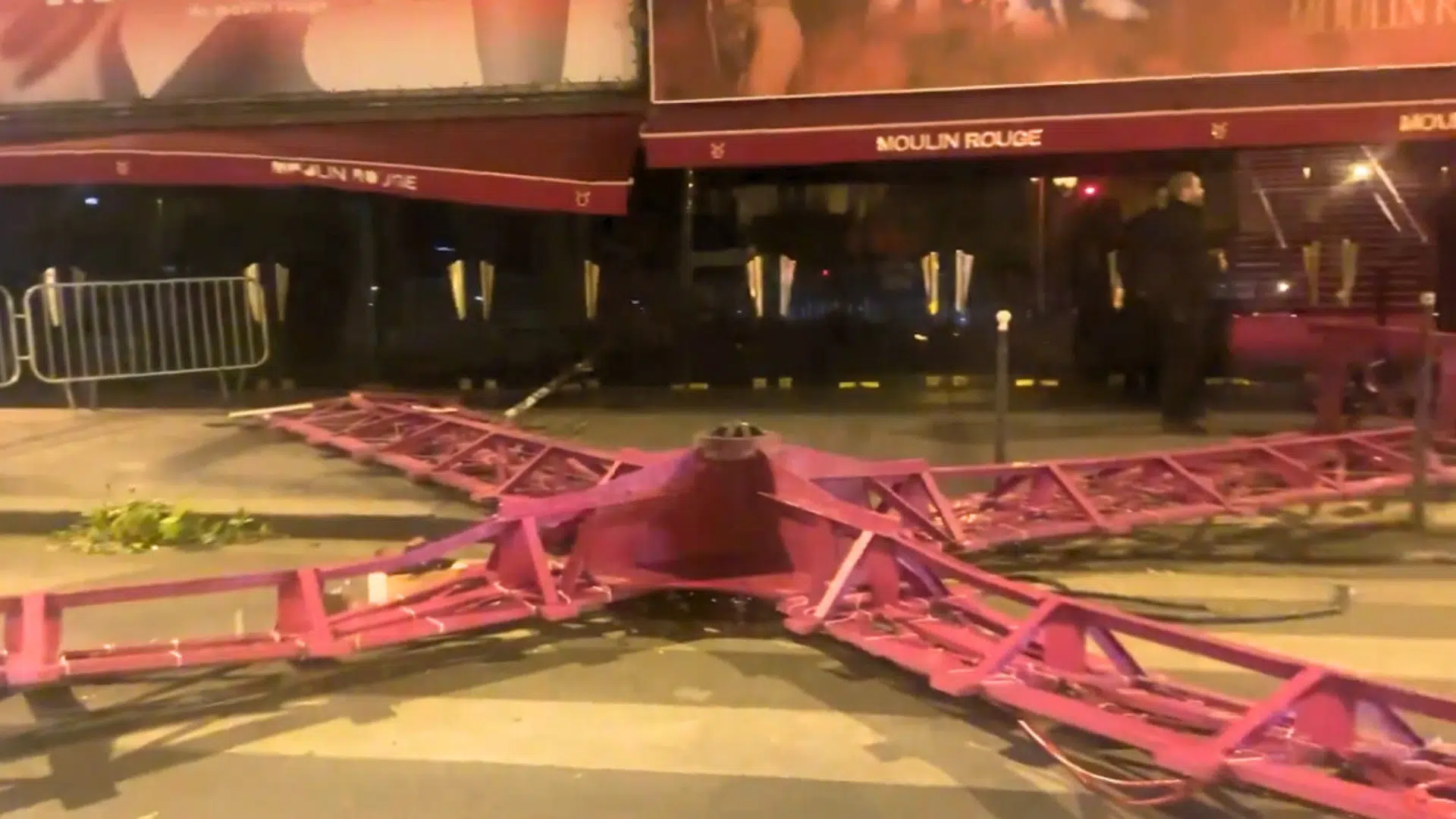 Paris : les ailes emblématiques du Moulin Rouge s'effondrent dans la nuit