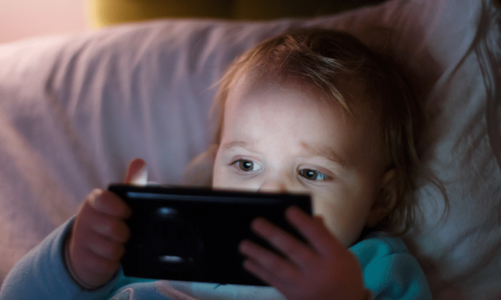 Projet de loi : vers une interdiction stricte des écrans pour les enfants de moins de 3 ans en crèche