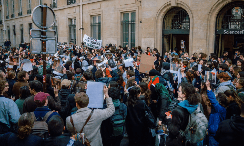 Sciences-Po Paris bloqué par des dizaines d'étudiants pro-palestiniens depuis jeudi soir
