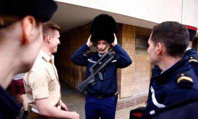 Relève de la garde croisée entre l'Élysée et Buckingham pour célébrer les 120 ans de l'Entente cordiale