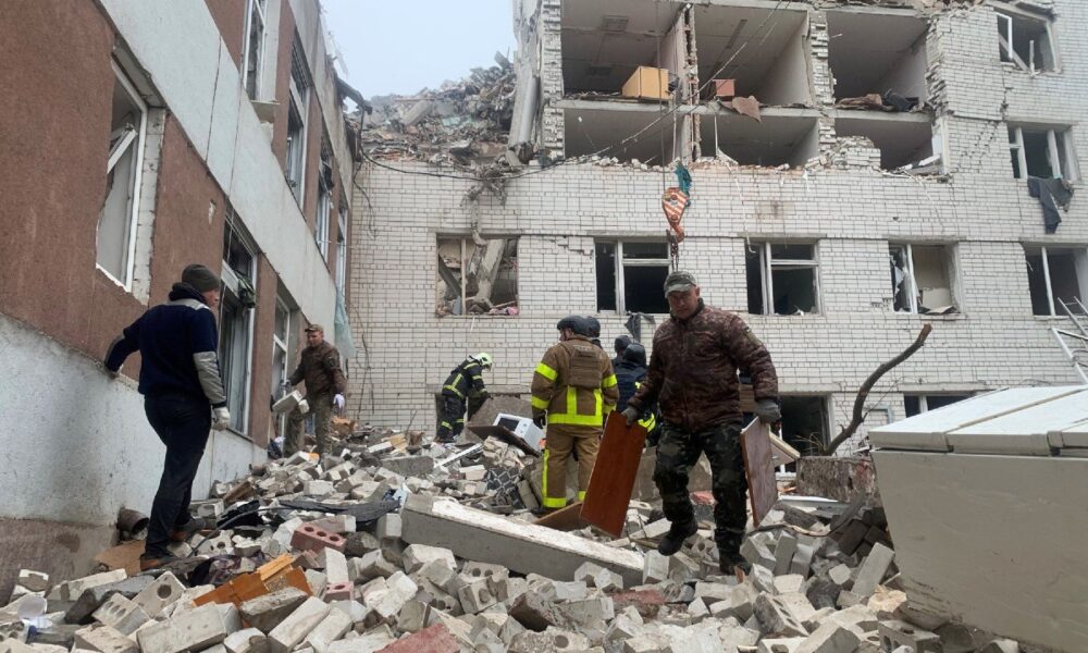 Ukraine: 11 morts dans une triple frappe russe sur une grande ville du nord