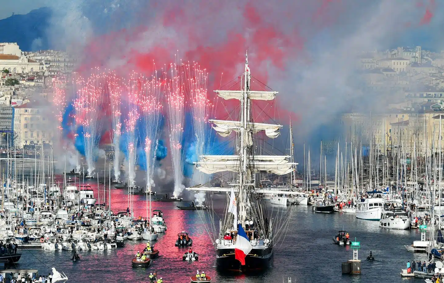 Marseille : La flamme olympique embrasée pour les JO de Paris 2024