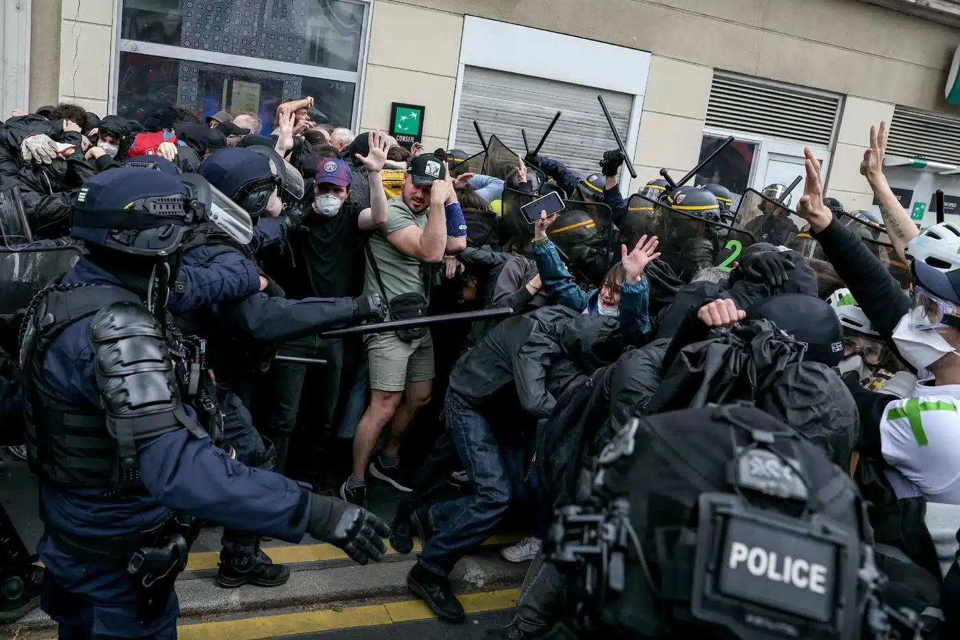 Tensions lors de la manifestation du 1er-Mai à Paris : 13 policiers blessés, plusieurs interpellations