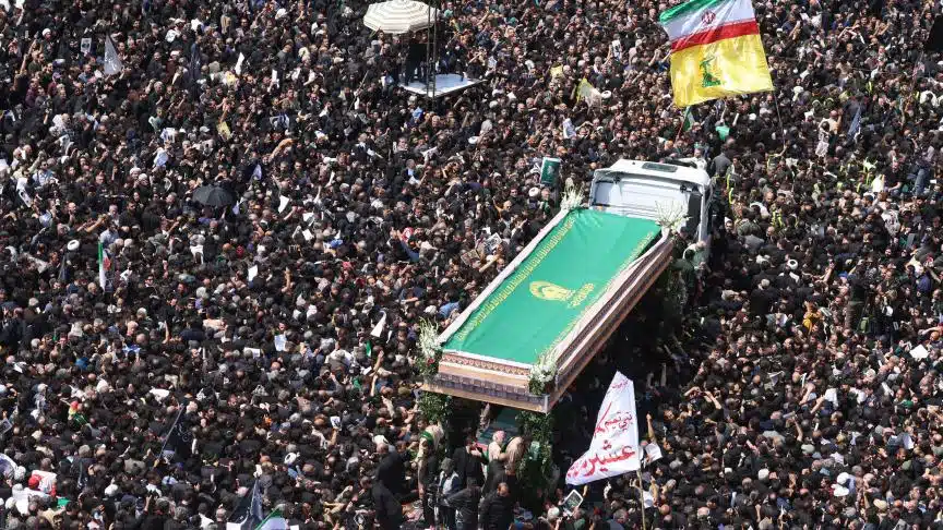 Iran : Des milliers de personnes rendent hommage au président Ebrahim Raïssi à Birjand