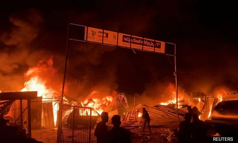 Gaza : Israël accusé d'avoir bombardé un centre pour personnes déplacées, causant 35 morts