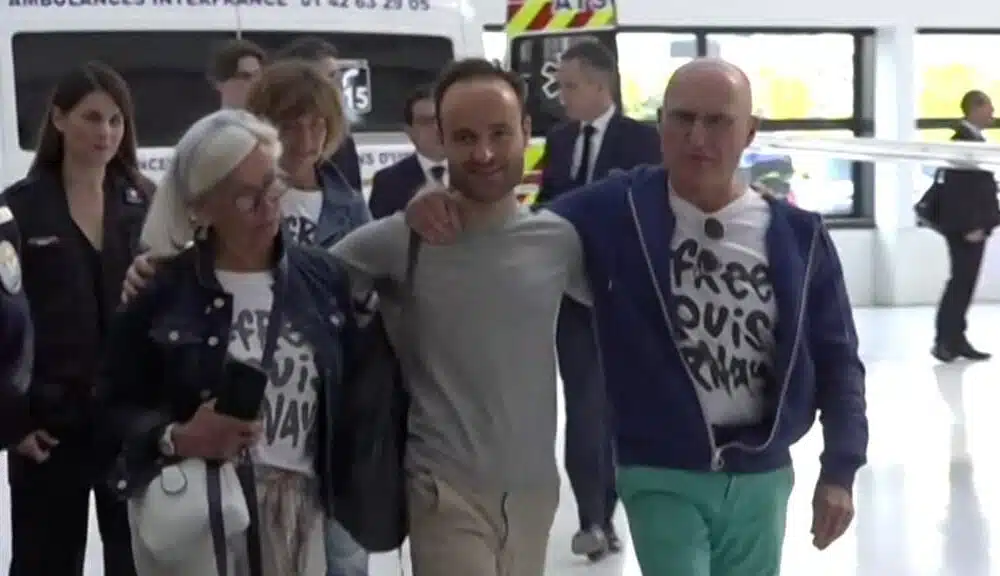 Otages : L’ex-détenu en Iran, Louis Arnaud, est arrivé en France
