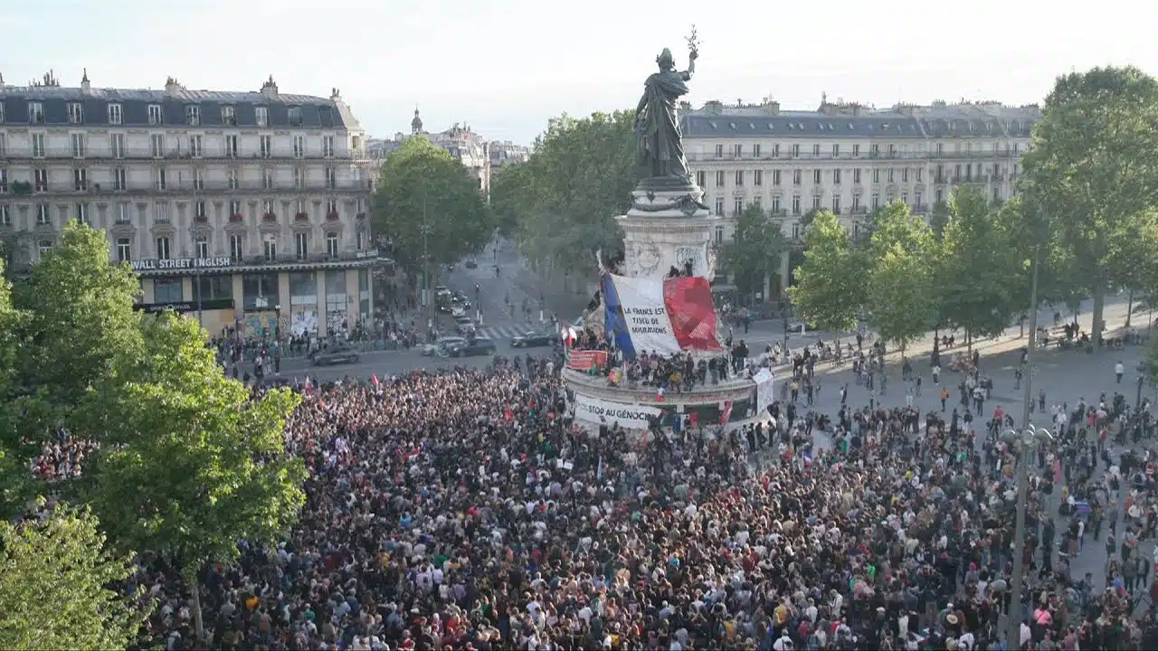 Législatives : Des milliers de personnes célèbrent l'arrivée en tête de la gauche