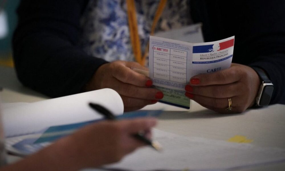 Législatives : les Français commencent à voter pour un second tour historique à l'issue très incertaine