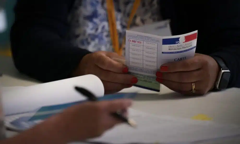 Législatives : les Français commencent à voter pour un second tour historique à l'issue très incertaine