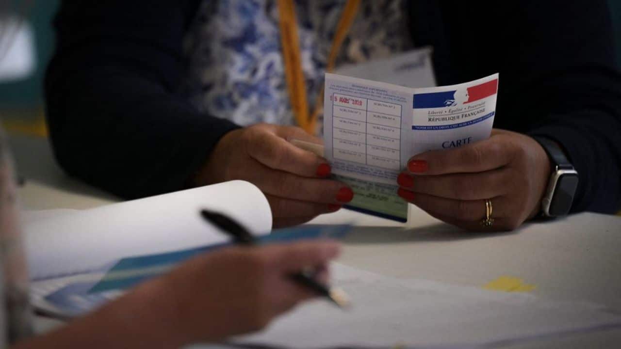 Législatives : les Français commencent à voter pour un second tour historique à l'issue très incertaine