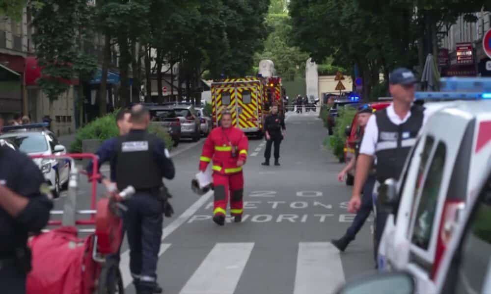 Faits divers : une voiture percute la terrasse d'un café à Paris, faisant un mort et six blessés