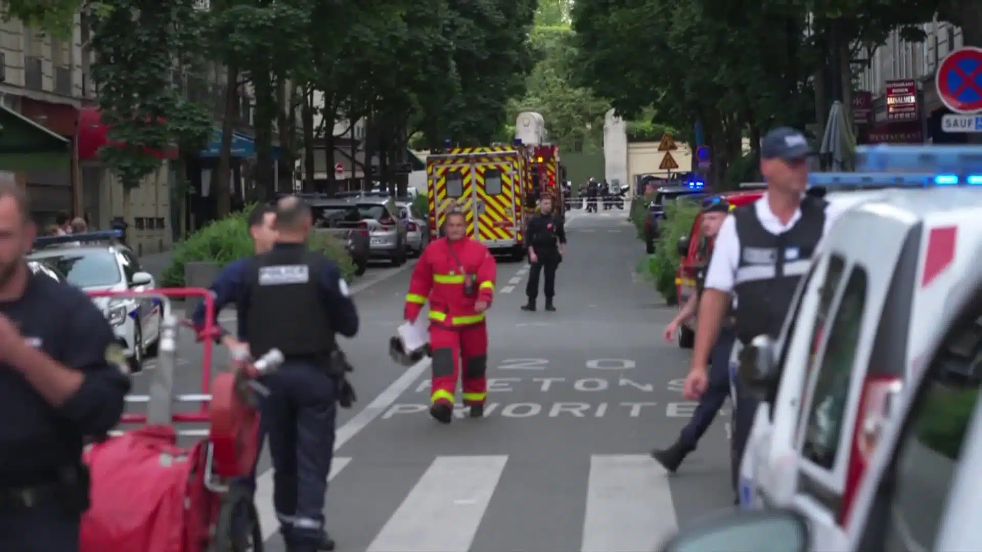 Faits divers : une voiture percute la terrasse d'un café à Paris, faisant un mort et six blessés