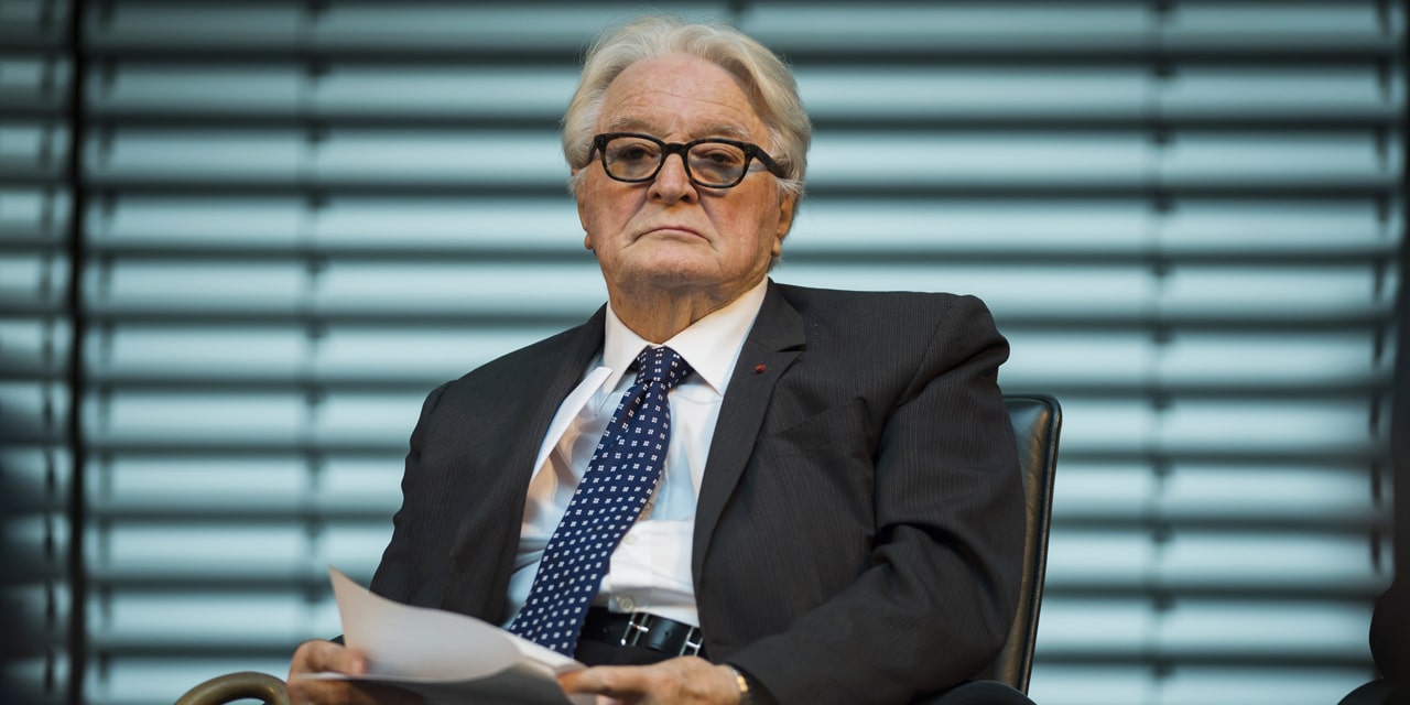 Décès : Roland Dumas, ministre et fidèle compagnon de Mitterrand, meurt à 101 ans