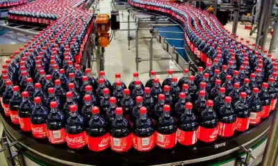 Microplastiques dans les boissons gazeuses : Coca-Cola et Schweppes sous le feu des critiques