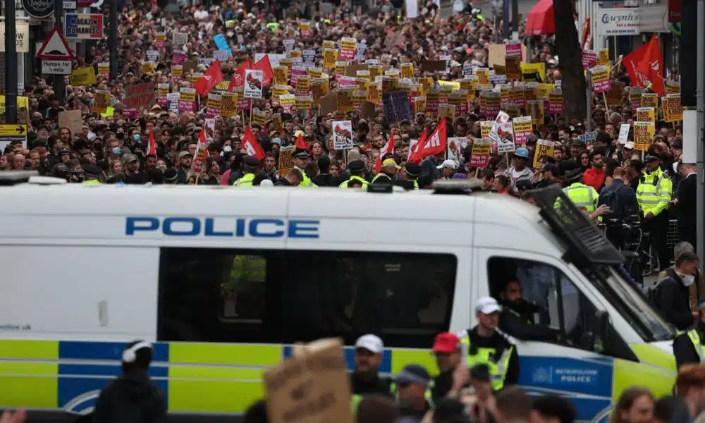 Royaume-Uni : des milliers de personnes se mobilisent contre le racisme et l’islamophobie