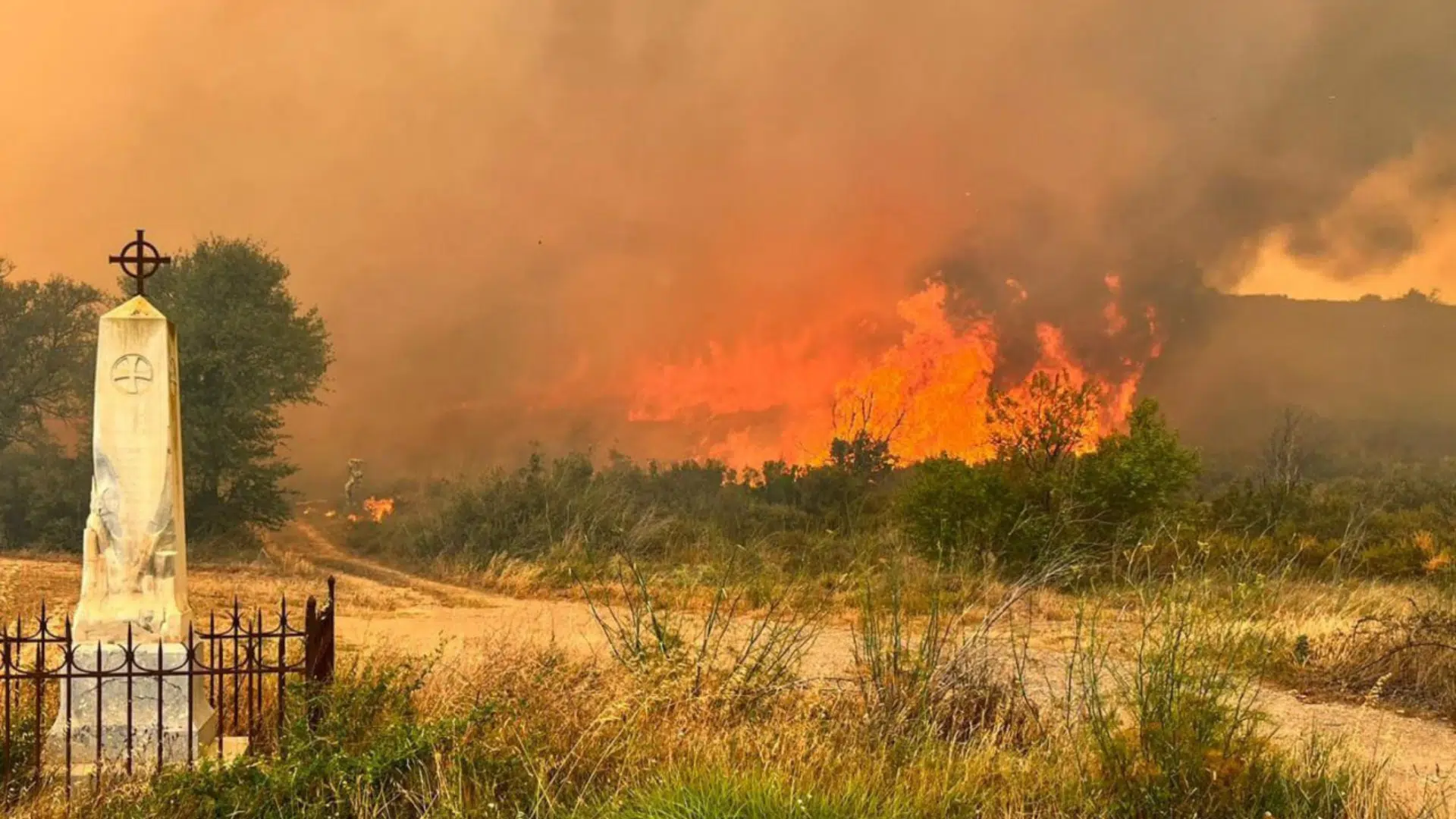 Thau - Incendie : 300 hectares brûlés, des dizaines d'habitations évacuées