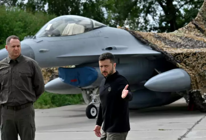 Ukraine : Zelensky annonce la réception des premiers chasseurs F-16