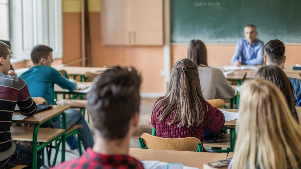 Budget 2025 : 4000 postes d’enseignants seront supprimés à l’Education nationale