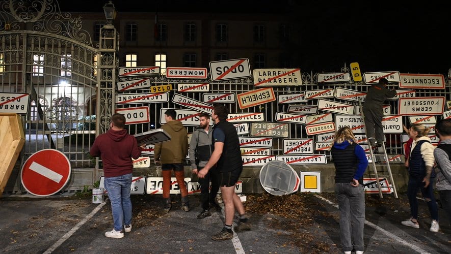 Des agriculteurs en colère ciblent préfectures, poids lourds et plateformes logistiques