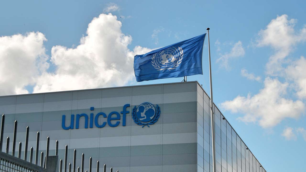 L'Unicef alerte sur les privations matérielles et sociales des jeunes générations en France