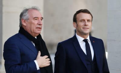 Macron nomme Bayrou à Matignon pour tenter de dénouer la crise politique