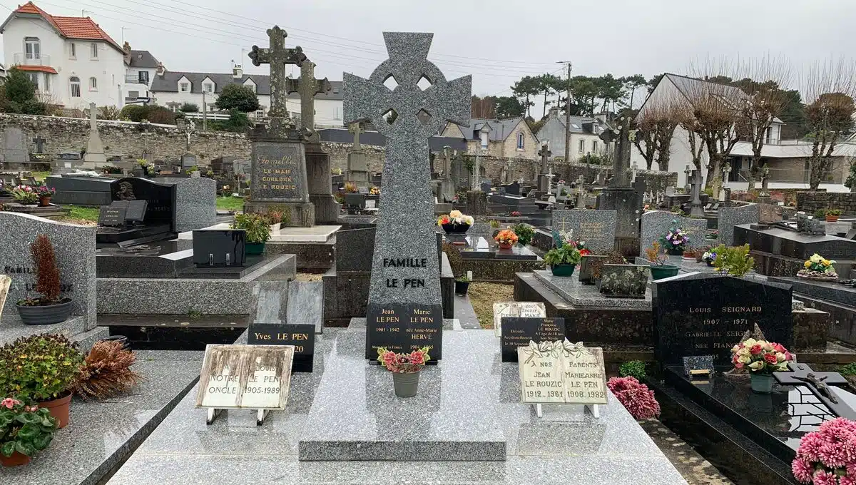 La tombe de Jean-Marie Le Pen vandalisée dans le cimetière de la Trinité-sur-Mer