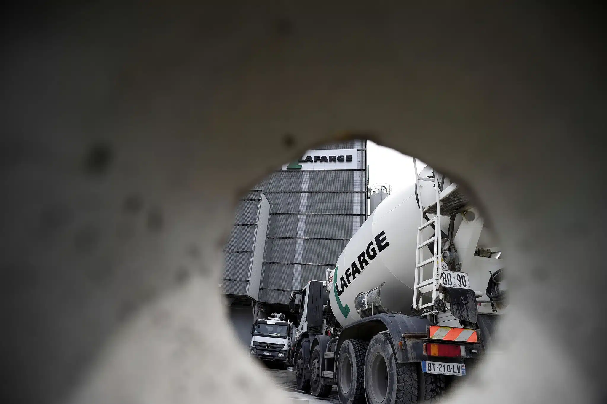 Lafarge en Syrie: le cimentier demande 200 millions d'euros de réparation à son ex-PDG