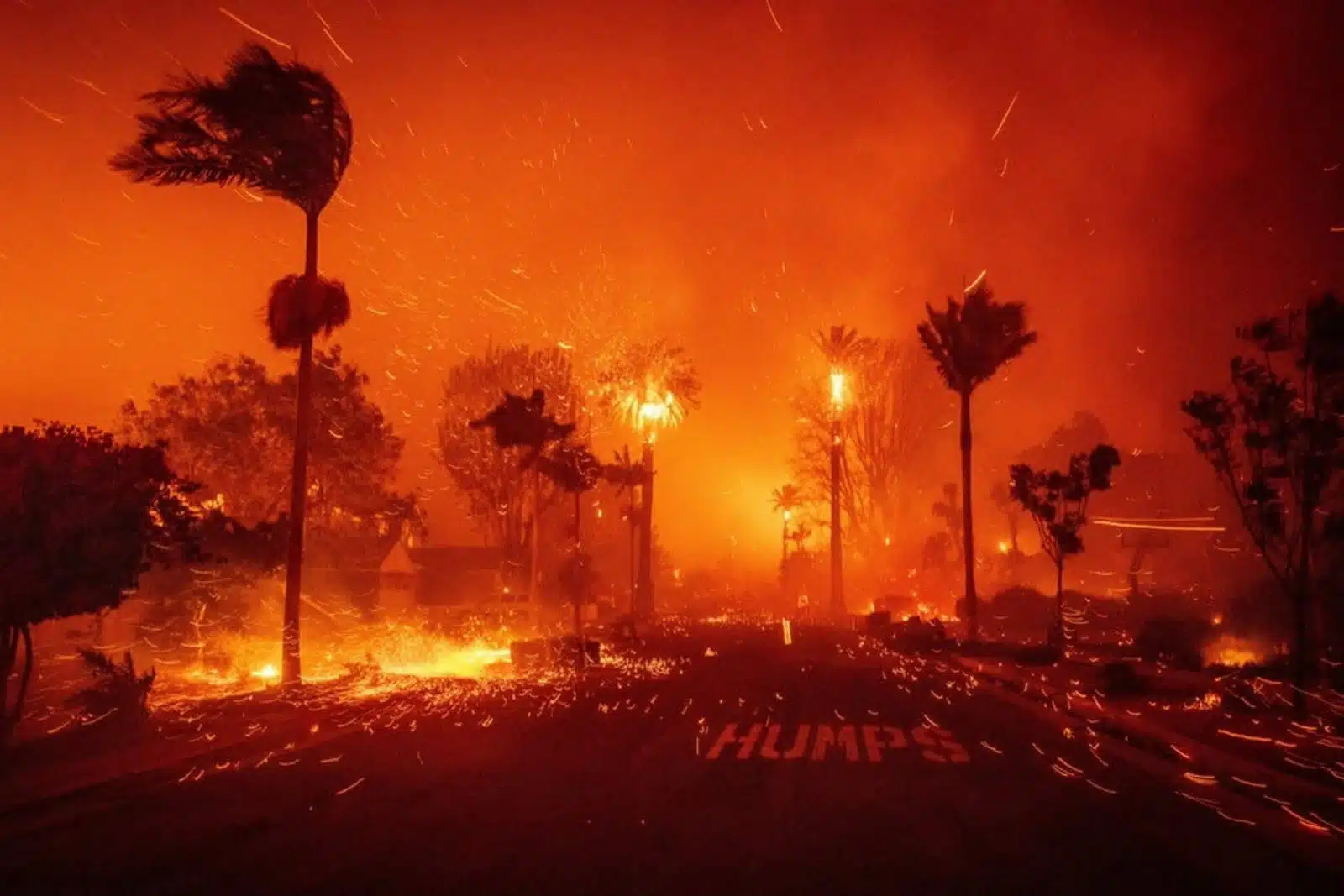 Les incendies s'étendent à Los Angeles, le bilan grimpe à 16 morts