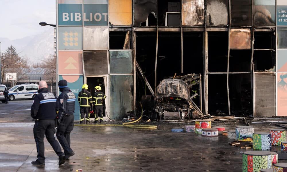 A Grenoble, stupeur après l'incendie d'une bibliothèque à la voiture-bélier