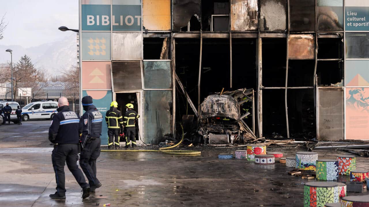 A Grenoble, stupeur après l'incendie d'une bibliothèque à la voiture-bélier