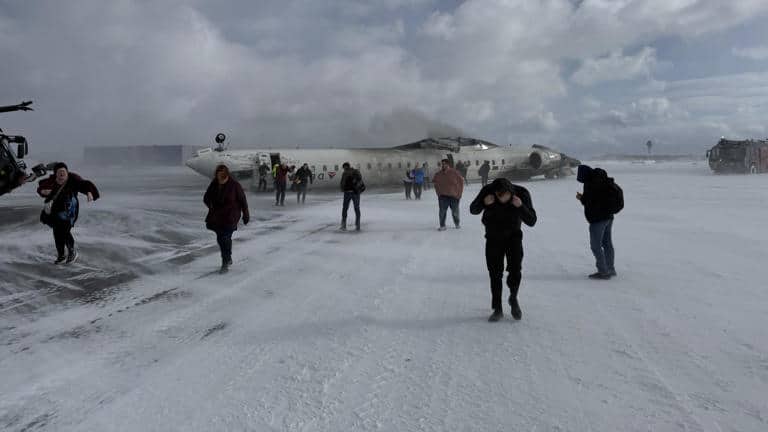 Canada: un avion se retourne à l'atterrissage, 18 blessés