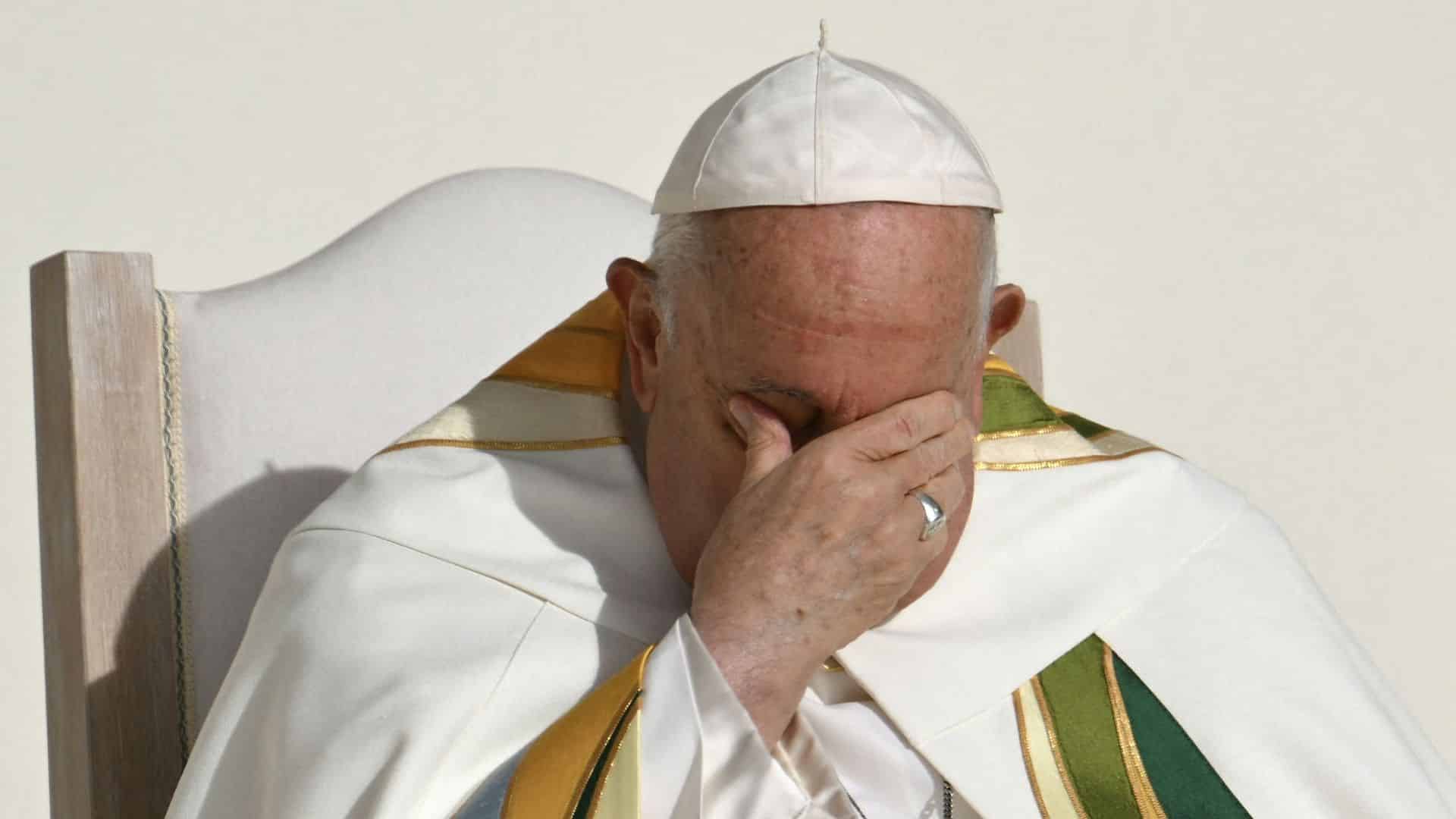 Le pape François reste dans un état critique mais en "légère amélioration"